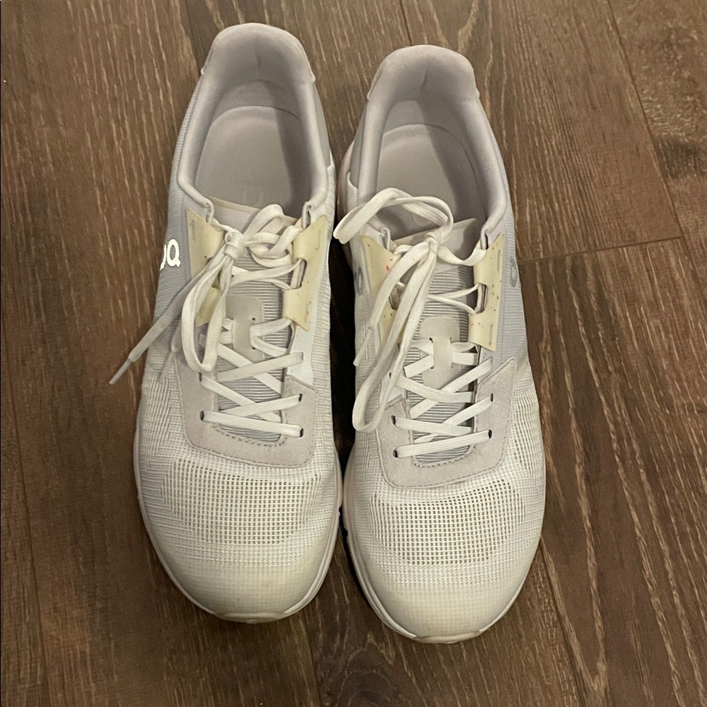 OnCloud women’s sneakers size 10